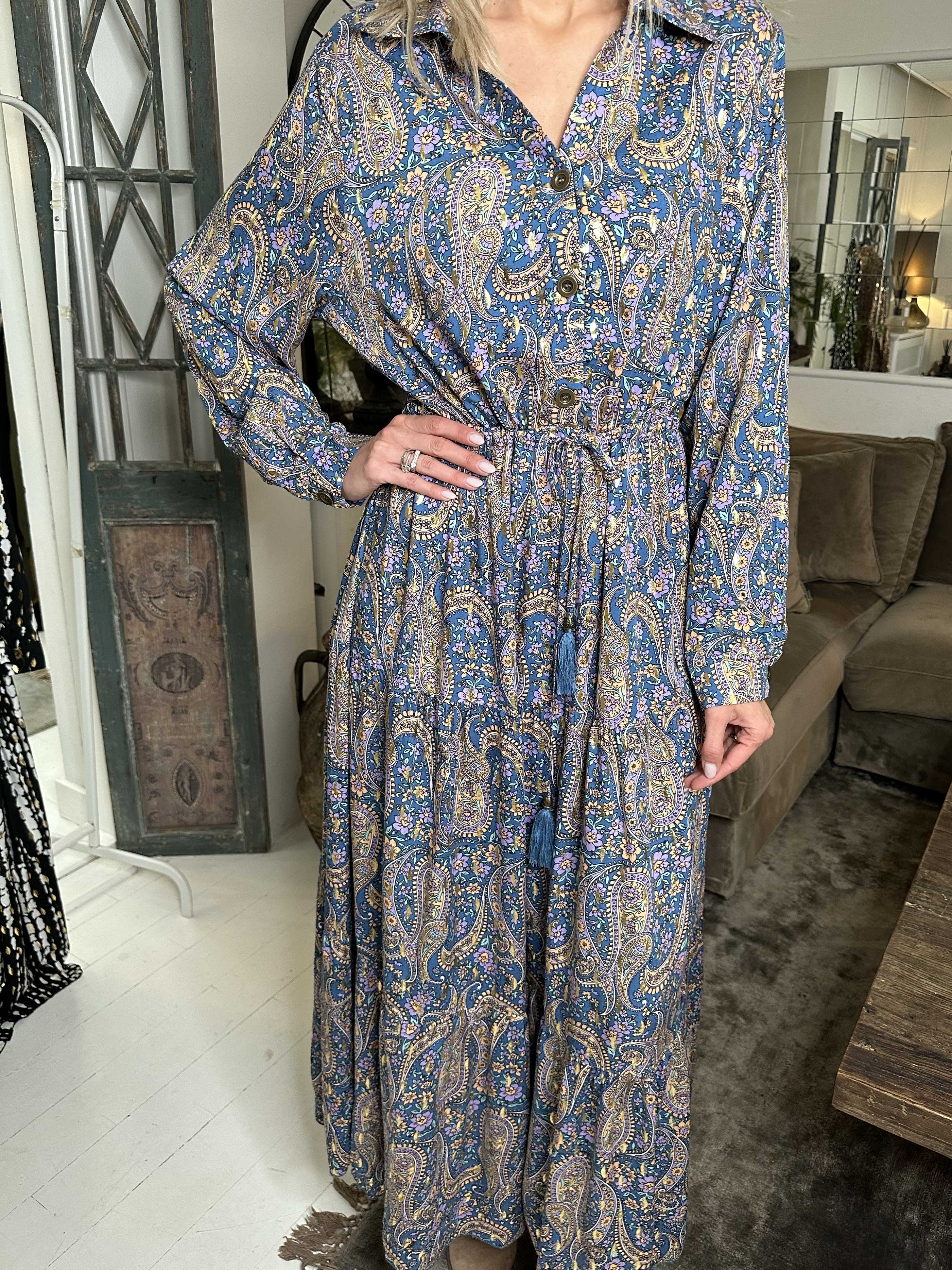 Shelly Paisley - Lång mönstrad klänning i viskos med gulddetaljer